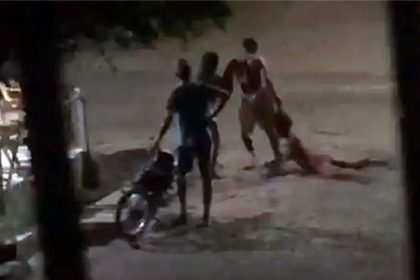 Homem arrastar mulher pelos cabelos na rua no Maranhão