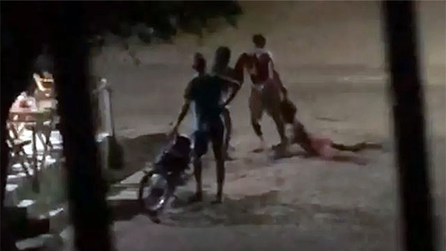 Homem arrastar mulher pelos cabelos na rua no Maranhão