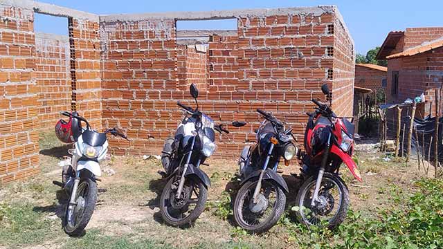 Motos