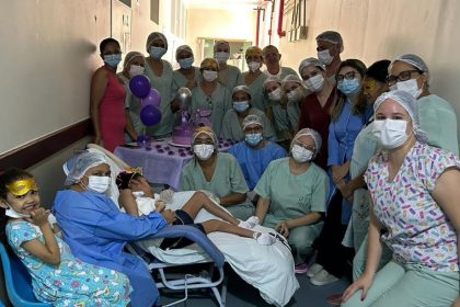 Paciente ganha festa de 15 anos em hospital