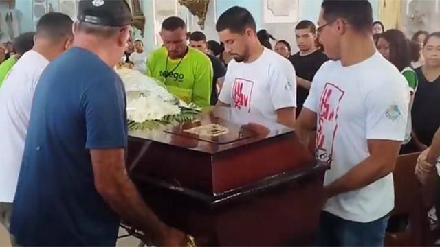 Atleta de canoagem é sepultado